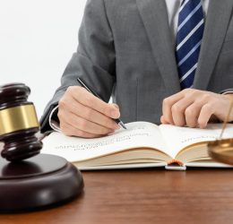 Abogado Firmando libro